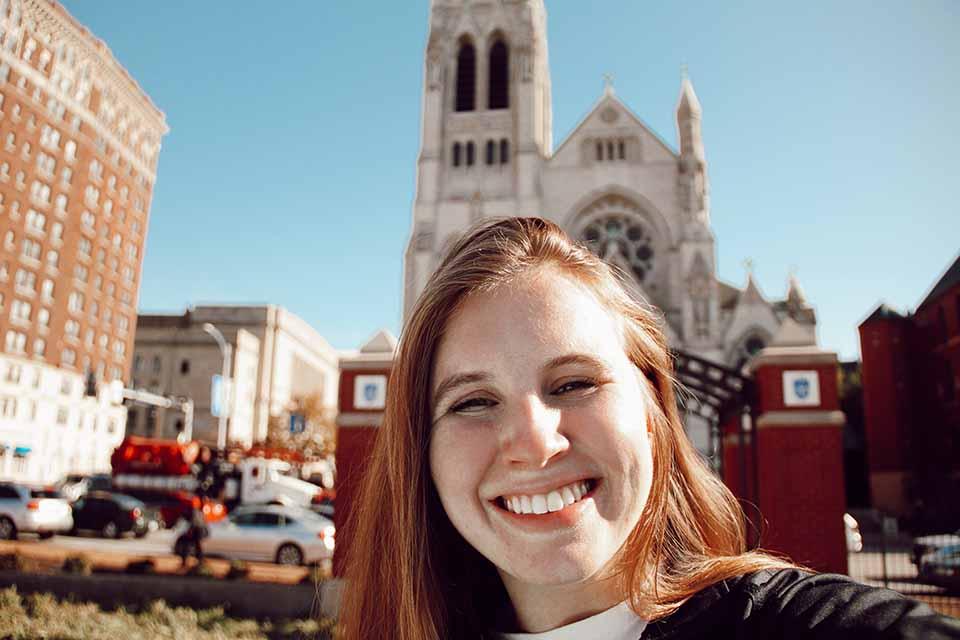 博彩网址大全 student taking a College Church Selfie