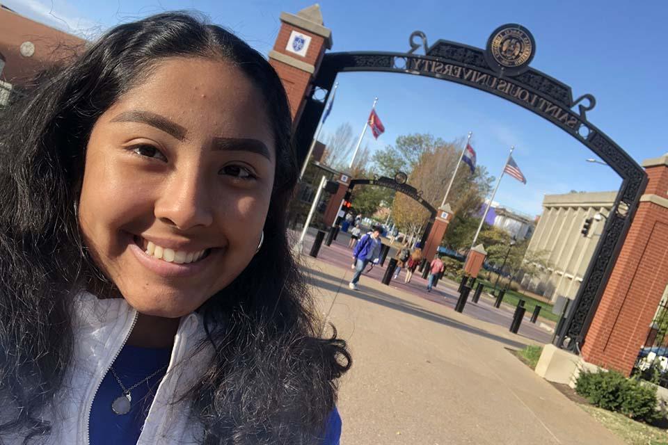 博彩网址大全 student taking a 博彩网址大全 Gateway Selfie